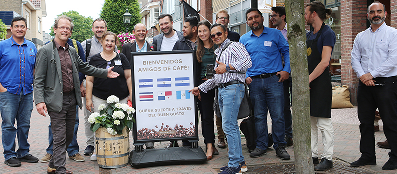 Enthousiaste koffieboeren op bezoek bij Boot Koffie